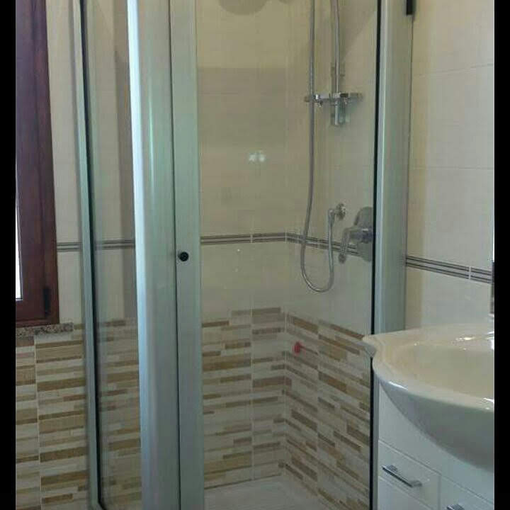 Box doccia in vetro installato in un bagno