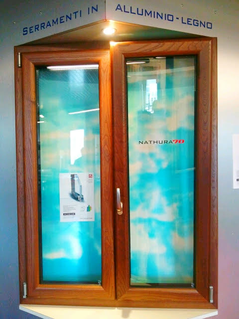 Serramento in alluminio-legno esposto nello showroom
