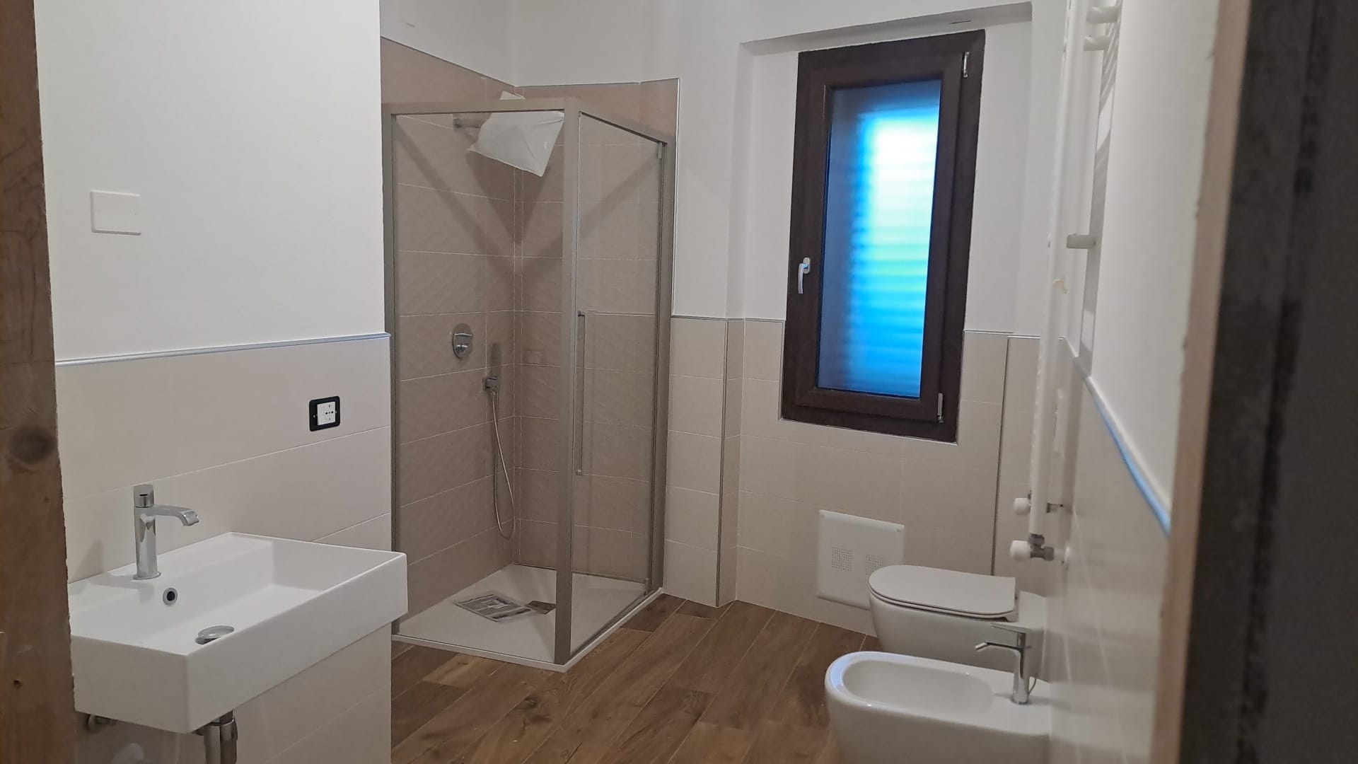 Finestra scura installata in un bagno ristrutturato