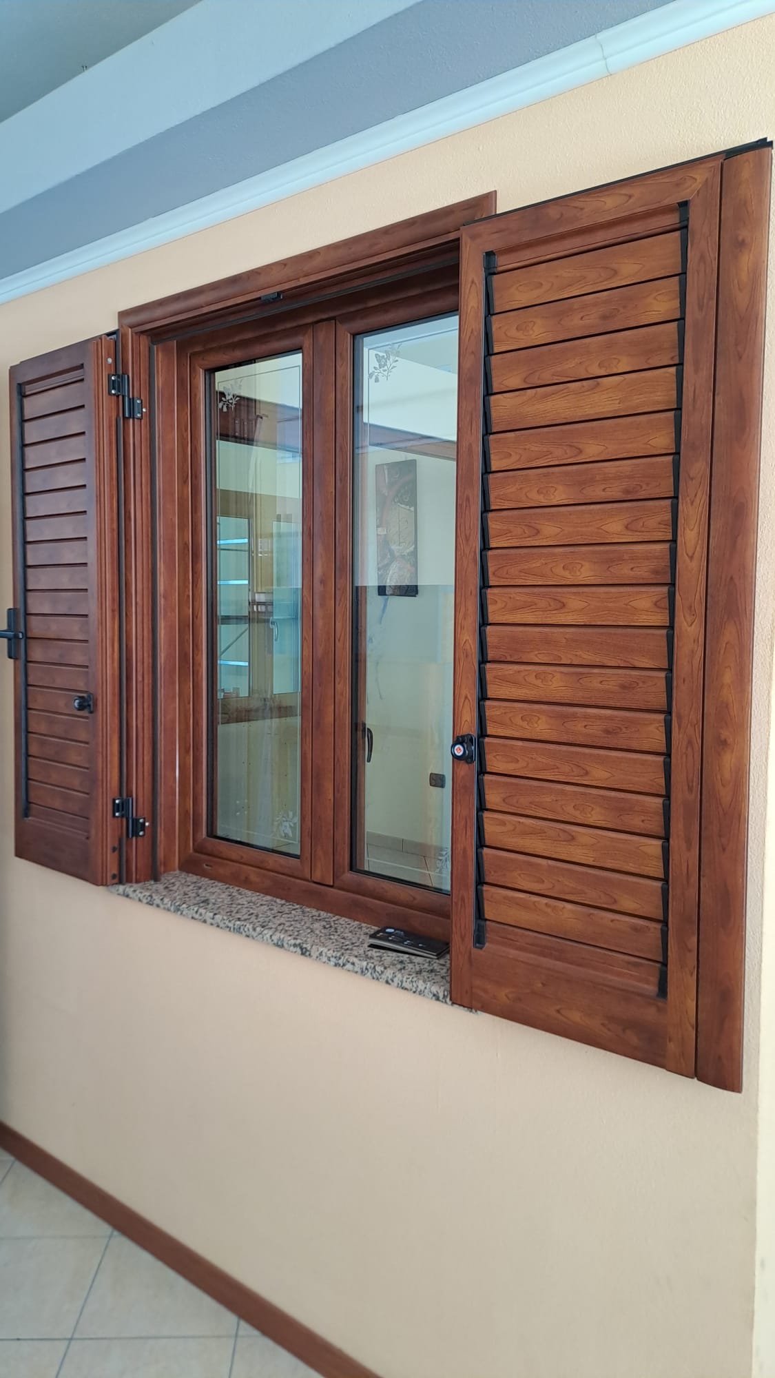 Finestra con persiane in finitura legno