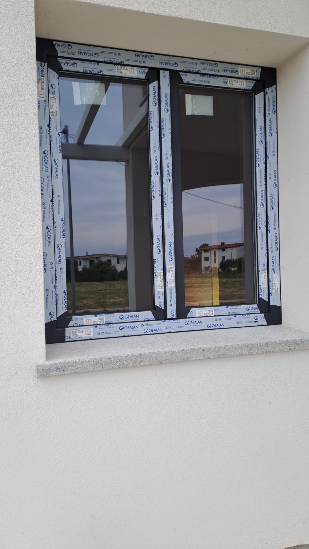 Infisso in PVC scuro durante la fase di posa