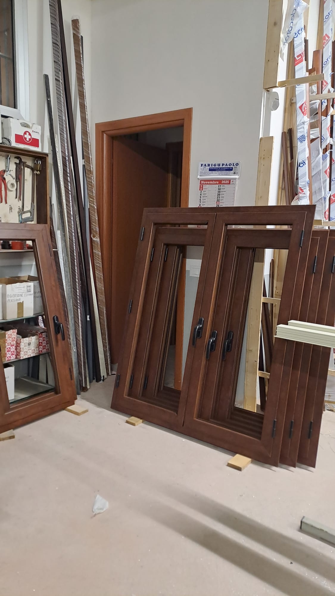 Telai e componenti in finitura legno nel laboratorio