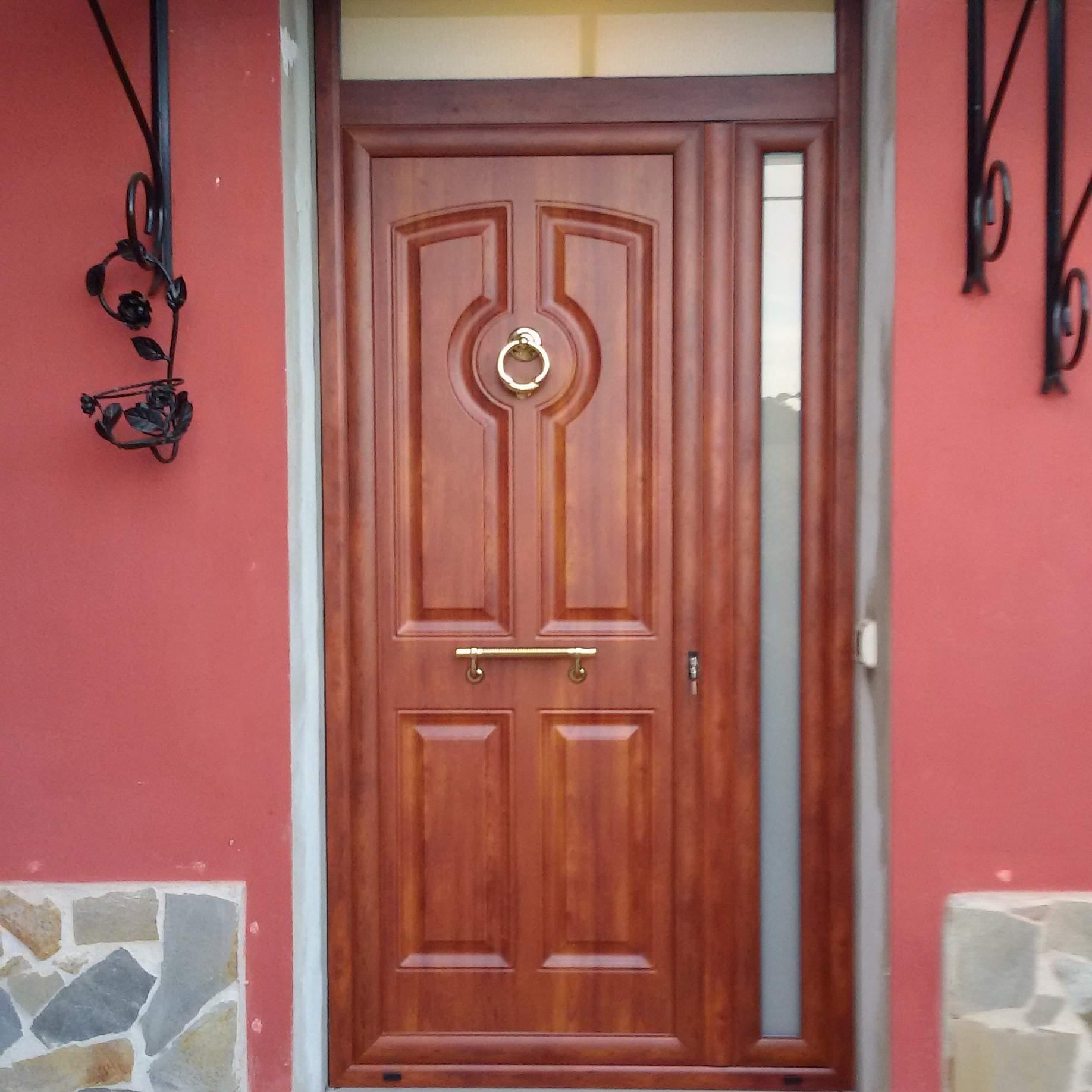Porta d’ingresso classica effetto legno con inserti vetrati