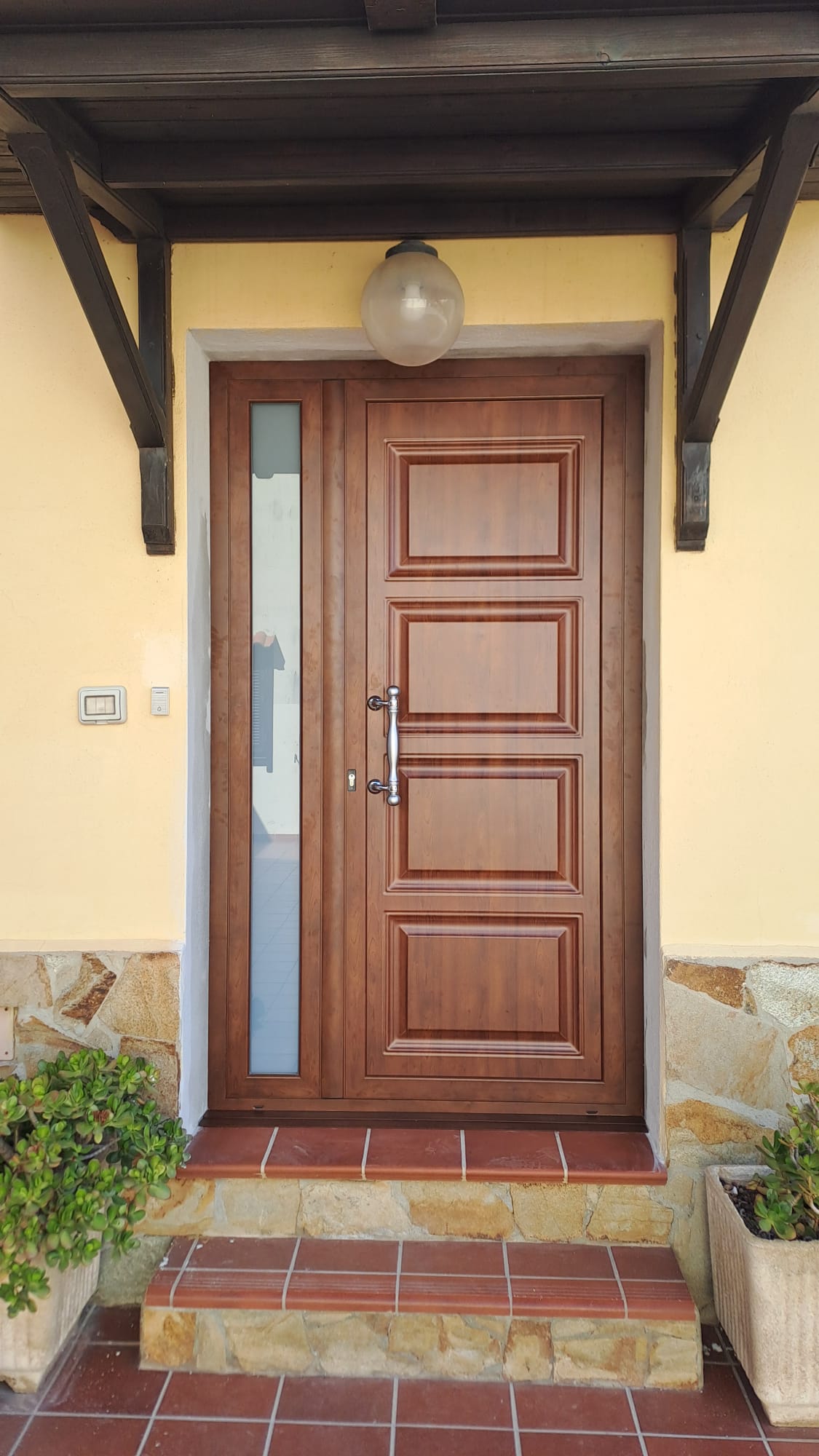 Porta d’ingresso su misura realizzata da Farigu Paolo Infissi