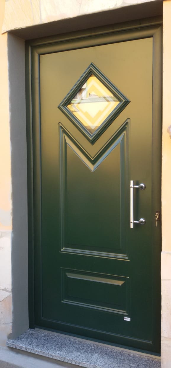 Porta d’ingresso verde con inserto vetrato geometrico